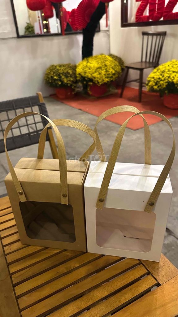 10 Hộp quà giấy có quai xách sỉ lẻ. Mua bán Sở thích khác tại Thành phố Mỹ Tho Tiền Giang được đăng bởi Jesse Nguyen hình 1