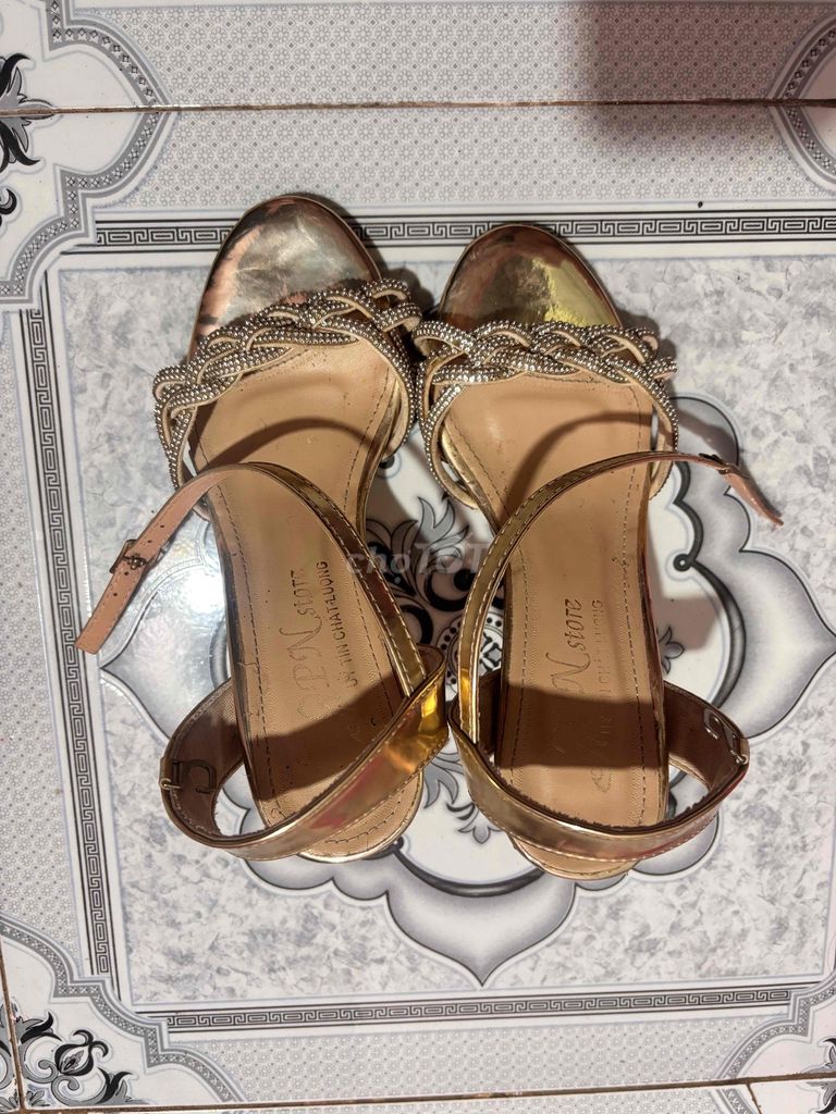 Giày cao gót Nữ Vàng đồng 5 phân size 35. Mua bán Giày dép tại Huyện Lấp Vò Đồng Tháp được đăng bởi Trịnh Cẩm hình 1