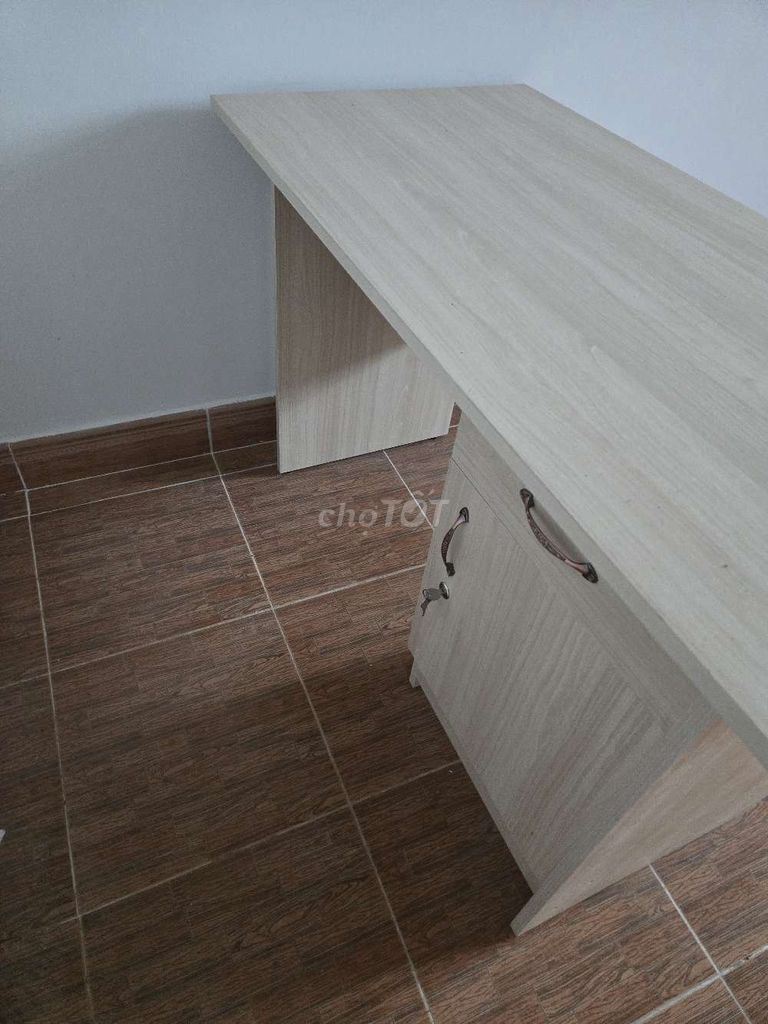 Bàn làm việc gỗ công nghiệp vàng nhạt. Mua bán Bàn ghế tại Quận Ninh Kiều Cần Thơ được đăng bởi  Điện Lạnh Mekong hình 1