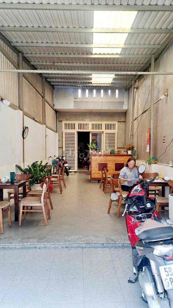 Bán Gấp Nhà Mặt Tiền Hẻm Ngay Chợ 658Triệu 90m2 Đang Kinh Doanh Cafe