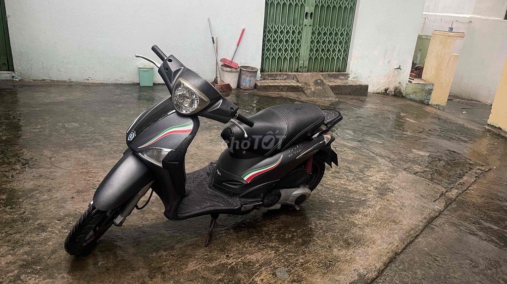 Черный скутер Piaggio Liberty