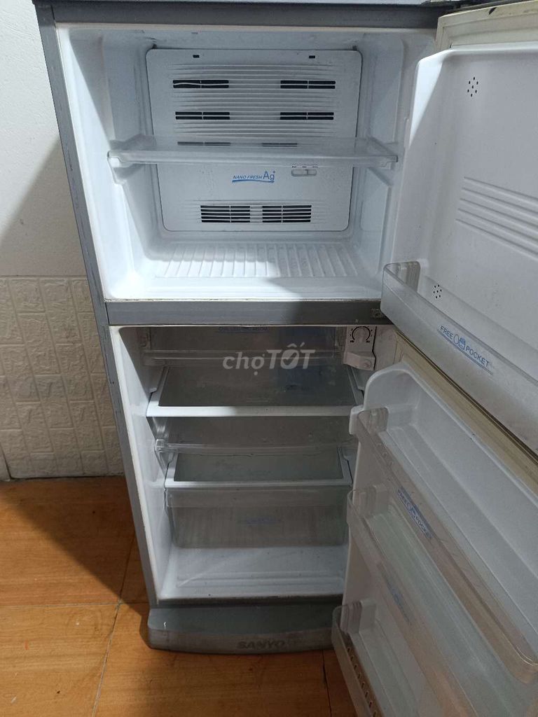 Em thanh lý tủ lạnh Sanyo 165L ạ tủ còn mới đẹp