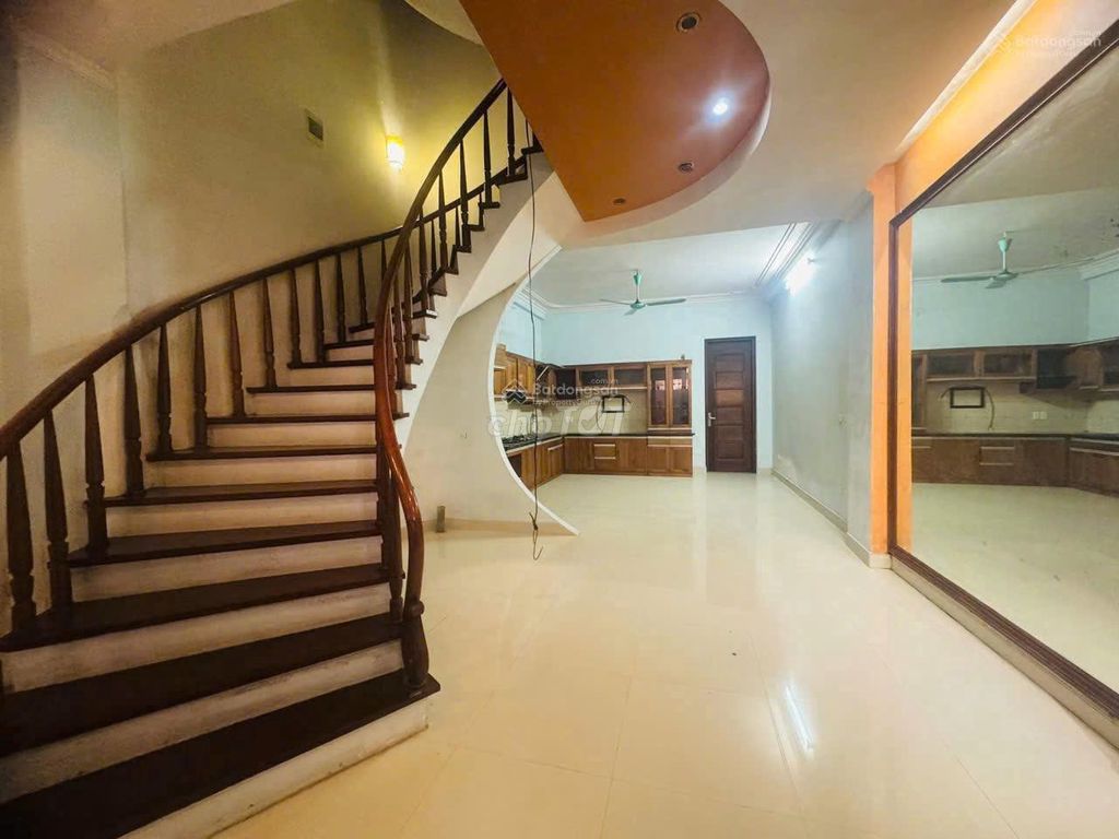 Дом целиком в переулке 68 Каугеай, 65 м² x 5 этажей, гараж