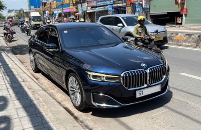 Bmw 740Li Pure Excellence model 2021 màu xanh
