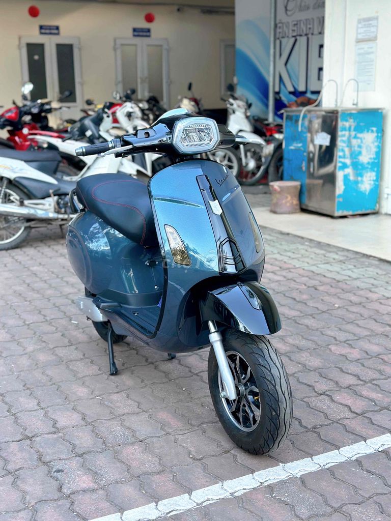 Электроскутер Vespa квадратная фара синий gtdd