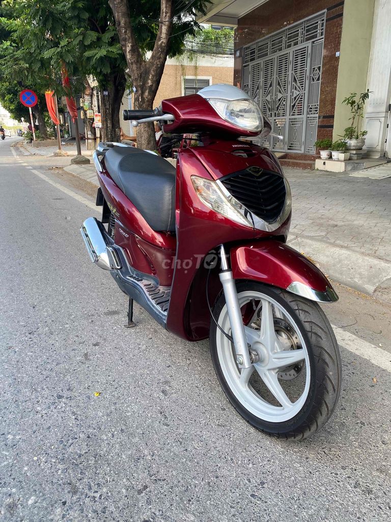 Основной владелец Honda SH 150cc, красный