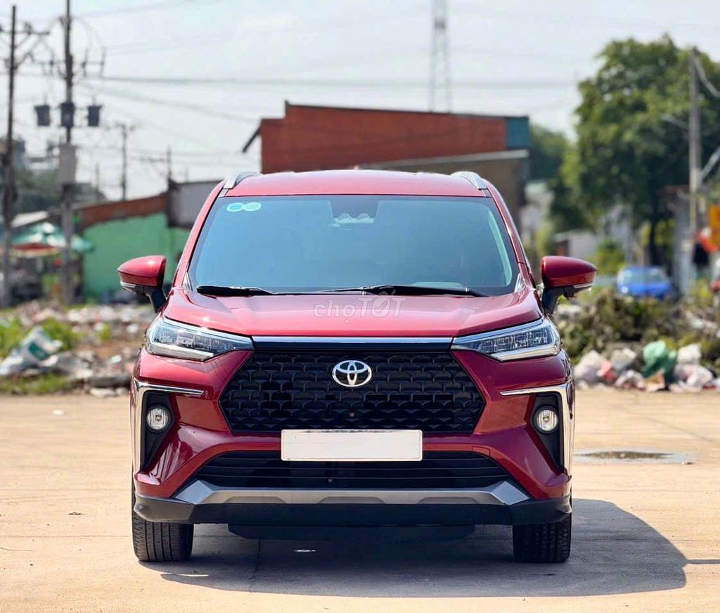 Toyota Veloz Top 2022 красный, 7 мест