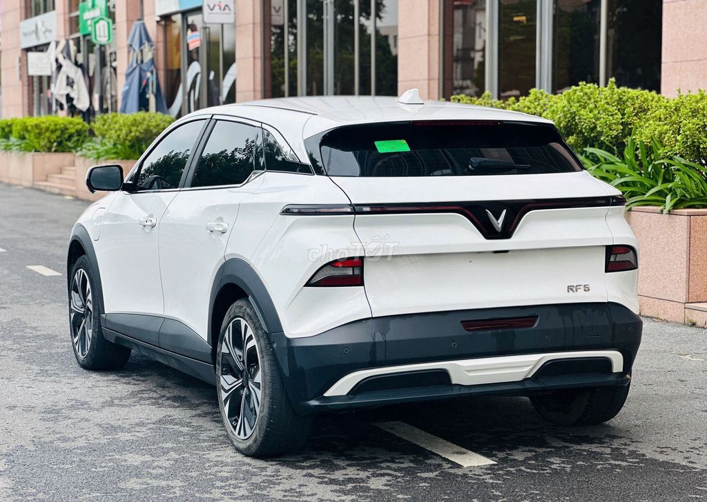 VinFast VF6 белый электромобиль 5 мест