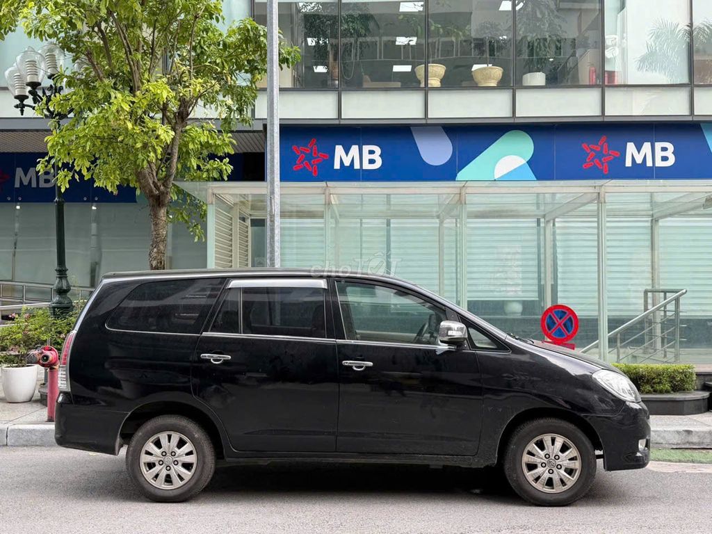 Toyota Innova 2009 автомат, черный