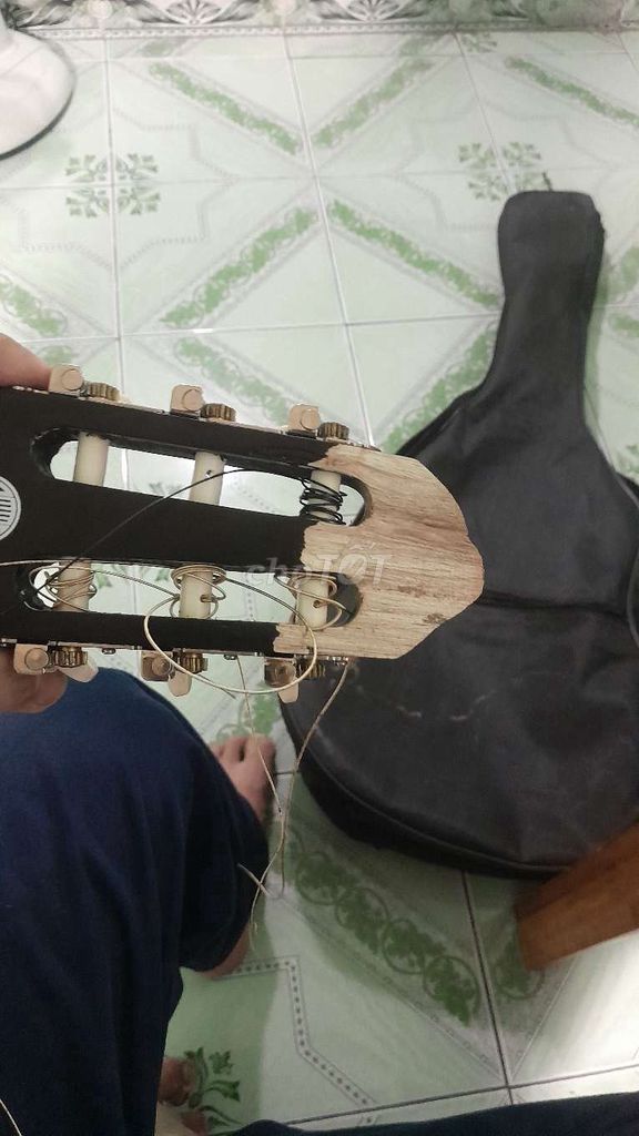 Đàn guitar gỗ Đen 3/4 Đã hỏng. Mua bán Nhạc cụ tại Quận 8 Tp Hồ Chí Minh được đăng bởi Lâm Ngọc Phương hình 1
