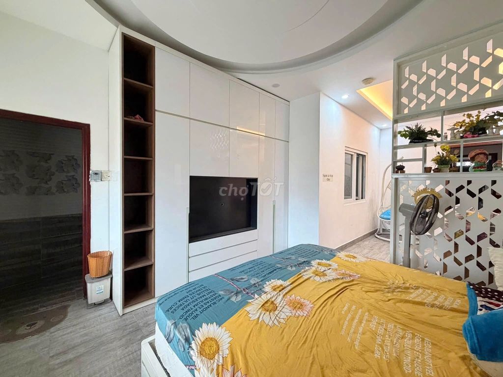 Пластиковый дом в переулке для автомобилей, Бинь Тхань, 92 м², Нхухау, 4 этажа, 13,5 миллиарда