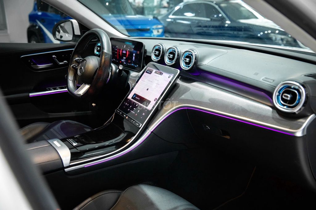 Мерседес-Бенц C300 AMG 2022 белый 33 000 км