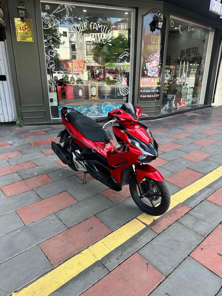 Honda Air Blade 2022 красный, от собственника
