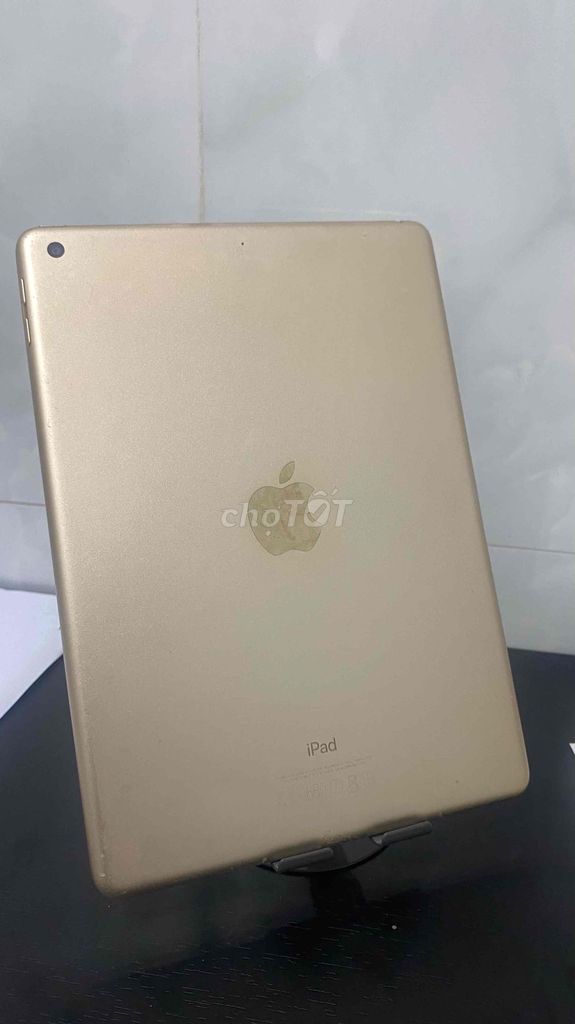 Apple iPad (thế hệ 5) 32GB Vàng. Mua bán Máy tính bảng tại Huyện Bù Đốp Bình Phước được đăng bởi Sĩ Tuấn Bùi Văn hình 1