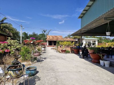 Cho thuê mặt bằng ngang 40 dài 30 phù hợp làm kho bãi có sẵn quán ăn