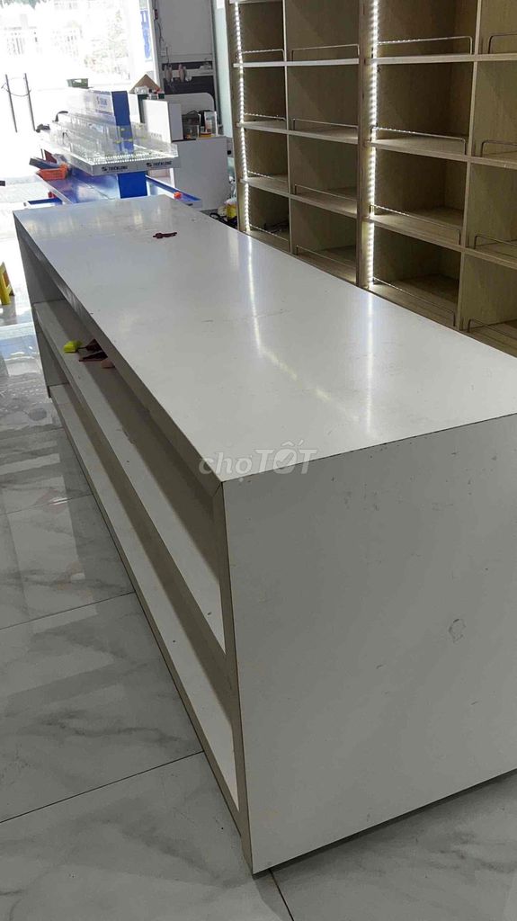 Quầy kệ gỗ trắng 2m x 0.6m. Mua bán Tủ, kệ gia đình tại Thị xã Bến Cát Bình Dương được đăng bởi Pham Van Huy hình 1