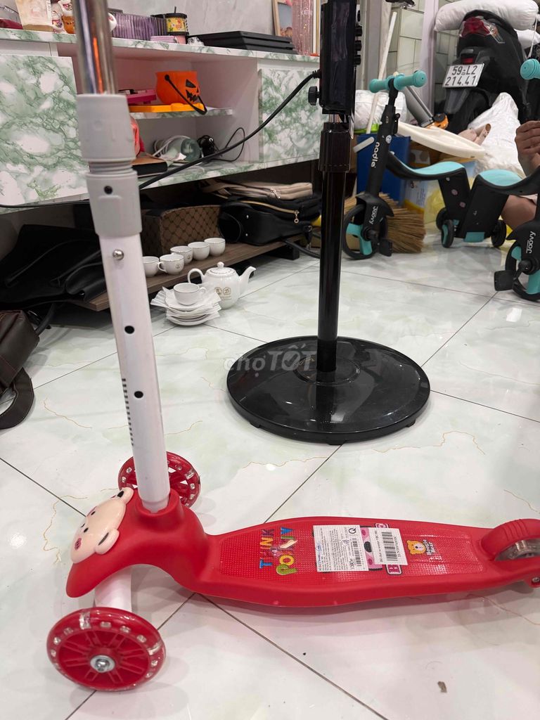 Xe trượt scooter nhựa Unisex Đỏ. Mua bán Mẹ và bé tại Quận 8 Tp Hồ Chí Minh được đăng bởi hoang oanh hình 1