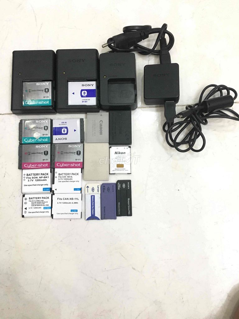 Sạc pin máy ảnh các loại kèm vài thẻ sony cổ. Mua bán Phụ kiện (Màn hình, Chuột...) tại Thành phố Dĩ An Bình Dương được đăng bởi Huỳnh Huy hình 1