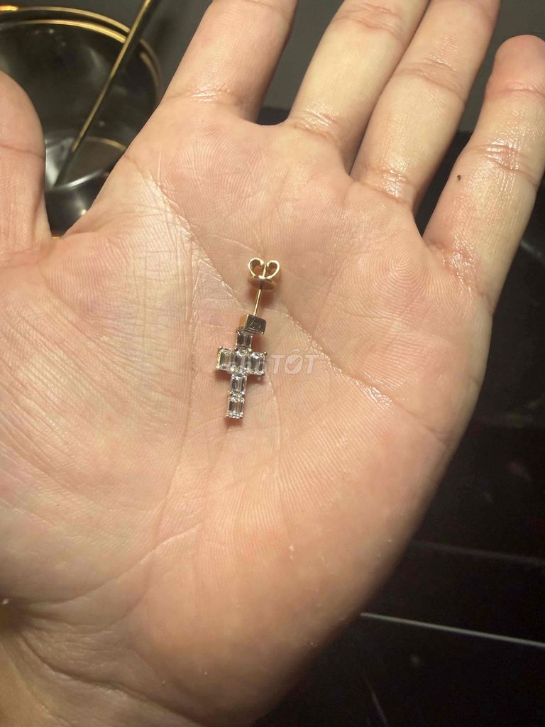 Khuyên tai Vàng 18K Emerad 7 viên 4x3. Mua bán Phụ kiện thời trang khác tại Quận Tây Hồ Hà Nội được đăng bởi Nguyễn Sỹ Cương hình 1