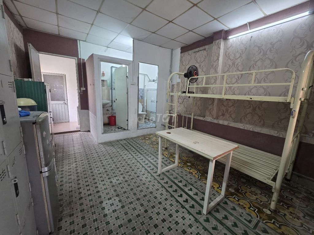 Комната с мебелью в переулке для авто рядом с 1-м округом