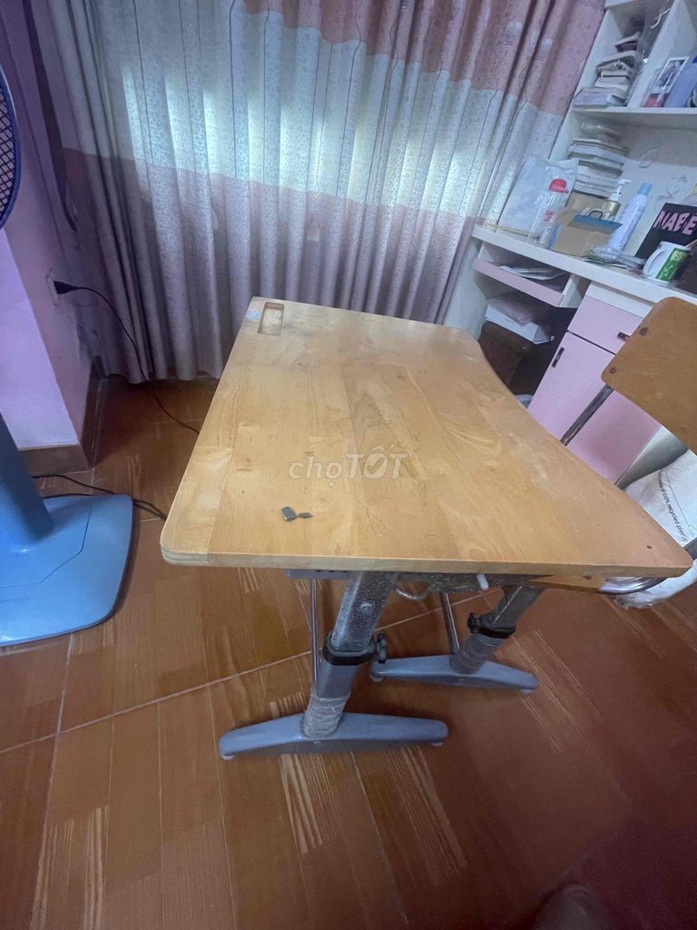 Bàn học gỗ màu nâu. Mua bán Bàn ghế tại Thành phố Nam Định Nam Định được đăng bởi Lê Hùng hình 1