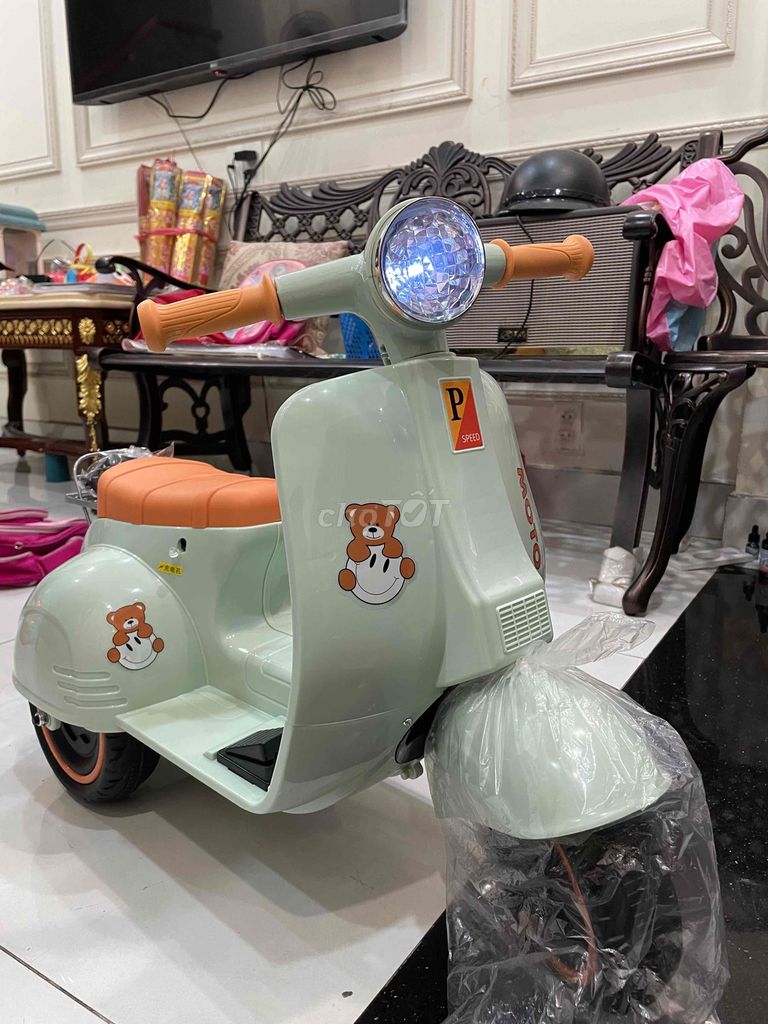 xe Vespa điện cho bé có đèn và nhạc