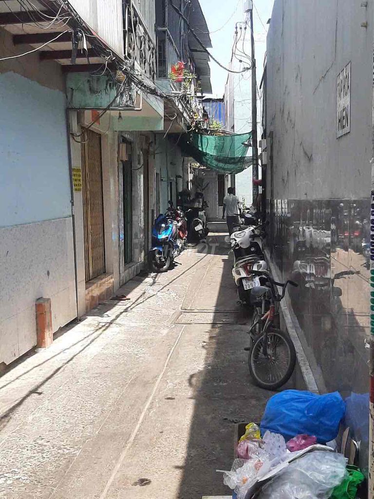 nhà nhỏ có shr -hẻm thông tứ phía (đầy đủ tiện ích xung quanh)