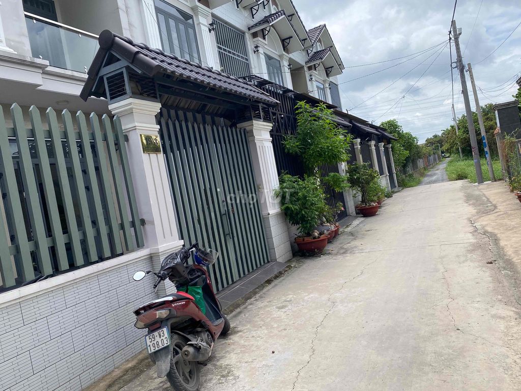 Chính chủ gửi nhà lầu mái thái hoàn công xã tân thạnh đông,3PN,3WC