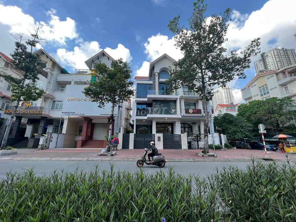 Cho thuê nhà mặt tiền đường Nguyễn Thị Thập Quận 7 DT 5x30 3 tầng