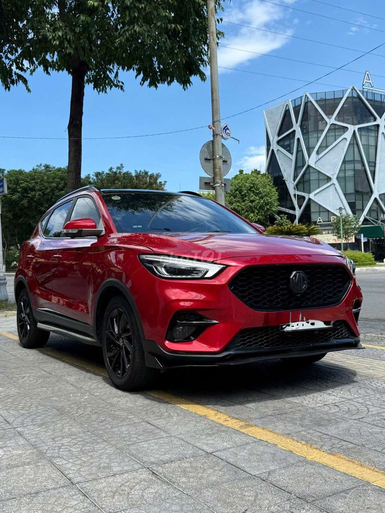 MG ZS Luxury 2022 Красный 5 мест