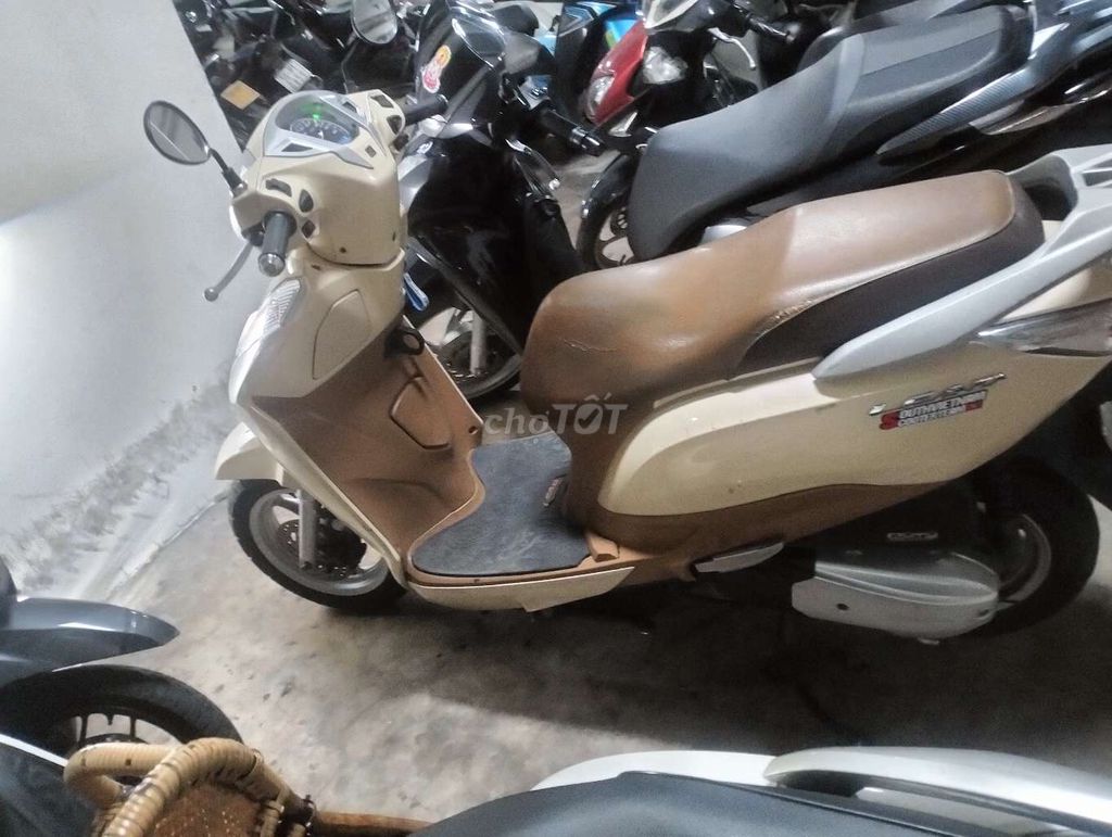 Красный скутер Honda Lead 2015