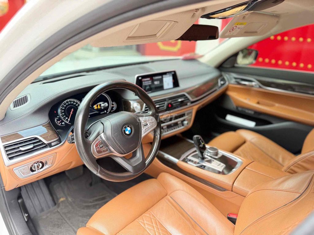 BMW 740Li 2015 белый 5 мест