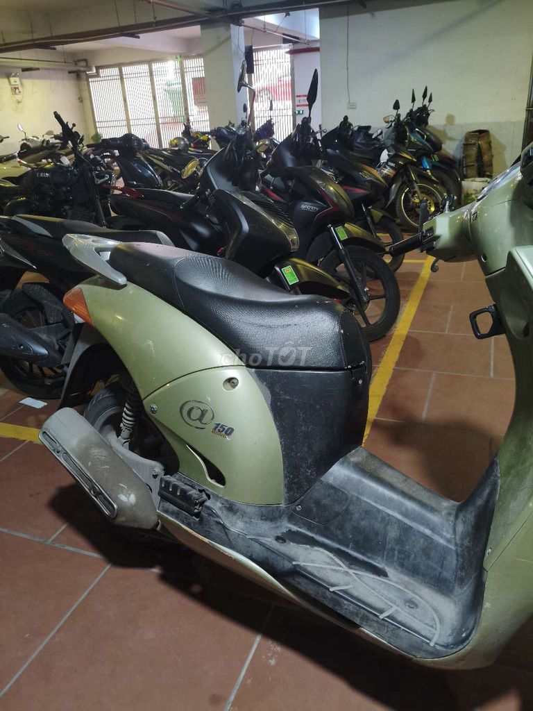 Зеленый скутер Honda 2001