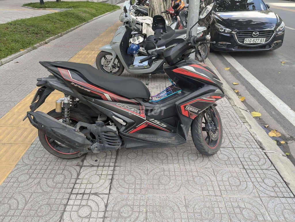 Yamaha NVX 2018 Черно-красный скутер