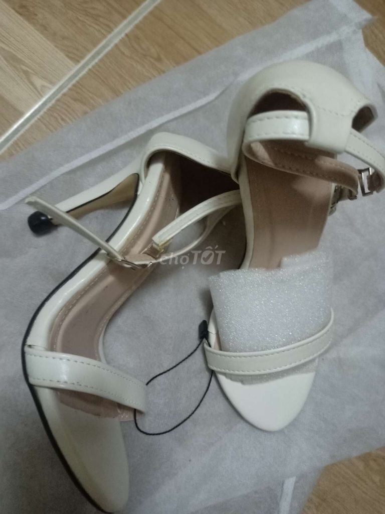 Guốc cao gót Nữ Da Trắng 9-10cm size 35. Mua bán Giày dép tại Quận Bình Tân Tp Hồ Chí Minh được đăng bởi Hong N hình 1