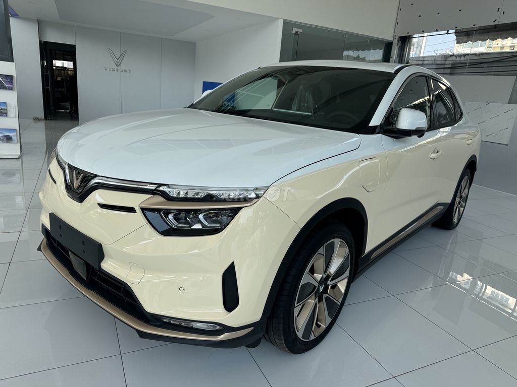 VF8 LUX PLUS: có sẵn xe Màu Kem/nóc trắng