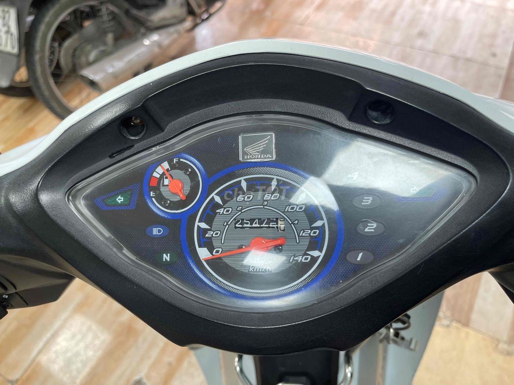 Honda Wave A 2017 Trắng 25429 km. Mua bán Xe máy tại Quận 12 Tp Hồ Chí Minh được đăng bởi Bui Van Trung hình 4