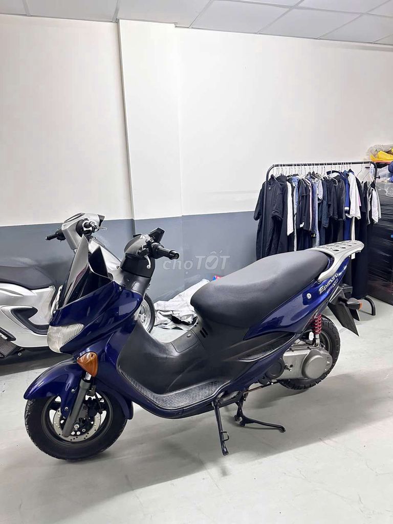 Синий скутер Suzuki Epicuro 150