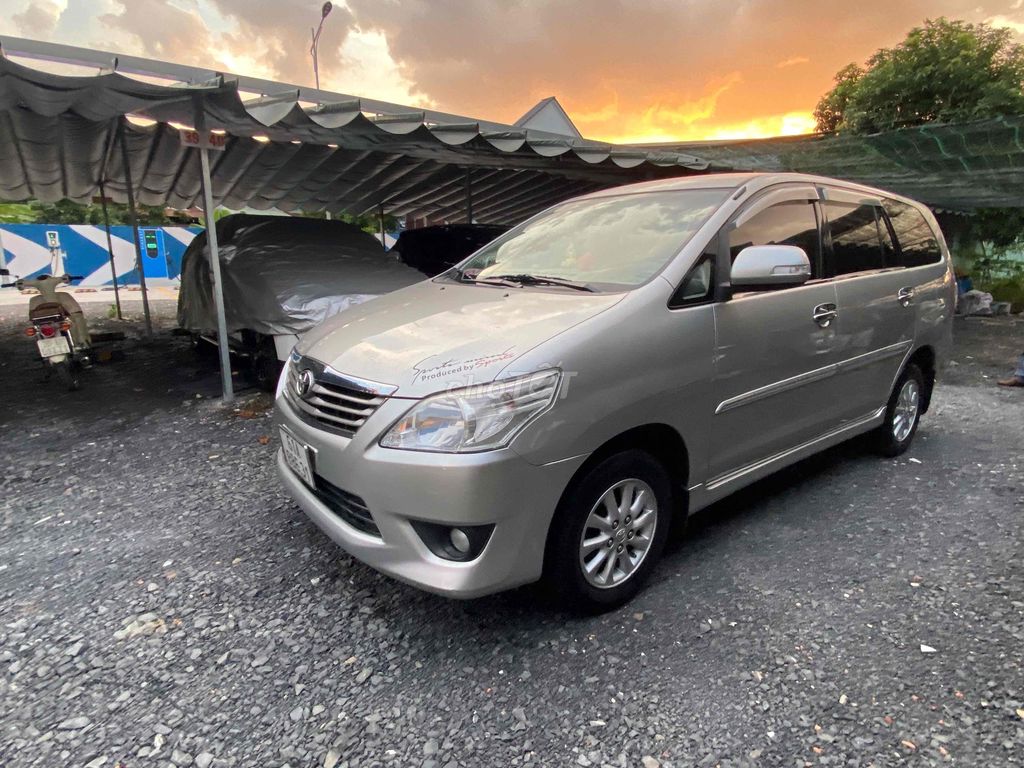 Toyota Innova 2012 V - 100000 km