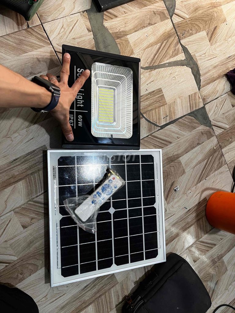 Đèn năng lượng mặt trời 60W Đen. Mua bán Đèn tại Quận Cái Răng Cần Thơ được đăng bởi Bán Đồ Củ hình 1