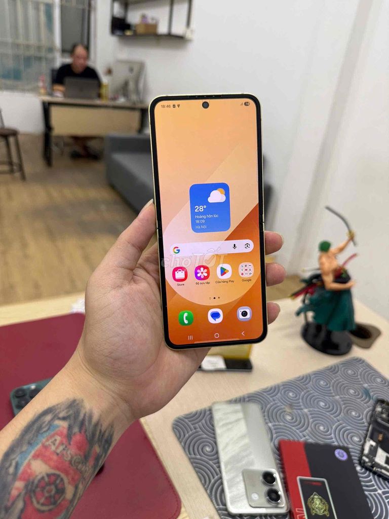 Samsung Zflip 6 256GB Vàng Như mới 99%. Mua bán Điện thoại tại Quận Đống Đa Hà Nội được đăng bởi KT Hà Nội Mobile hình 1
