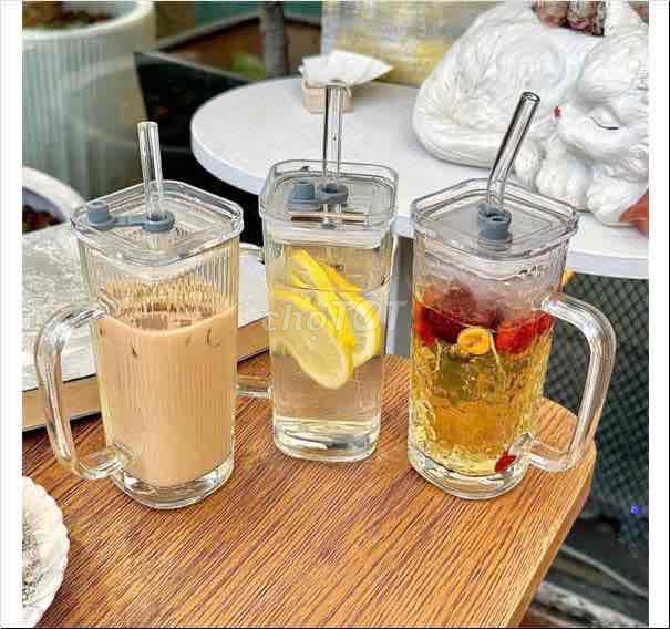 Cốc thủy tinh có nắp, ống hút. Mua bán Dụng cụ nhà bếp tại Thành phố Hà Tĩnh Hà Tĩnh được đăng bởi Đại Lý Quang Trung hình 1
