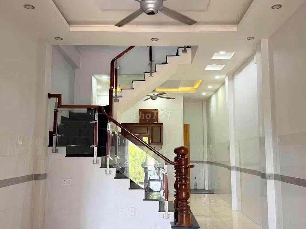 Nhà 2 lầu 3 phòng ngủ khu an ninh đường xe hơi Q.9