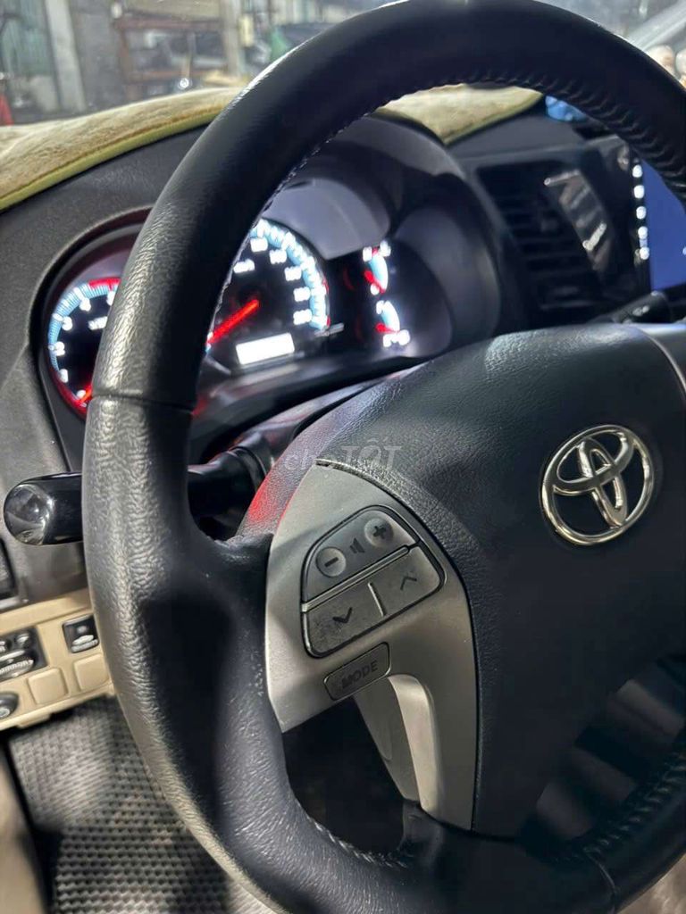 Toyota Fortuner 2014 механика серебристый 135 000 км