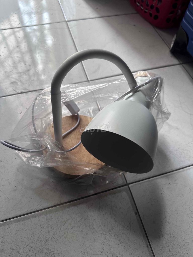 Đèn học để bàn Gỗ Kim loại Trắng Mới. Mua bán Đèn tại Quận Gò Vấp Tp Hồ Chí Minh được đăng bởi Lê Minh Như hình 1