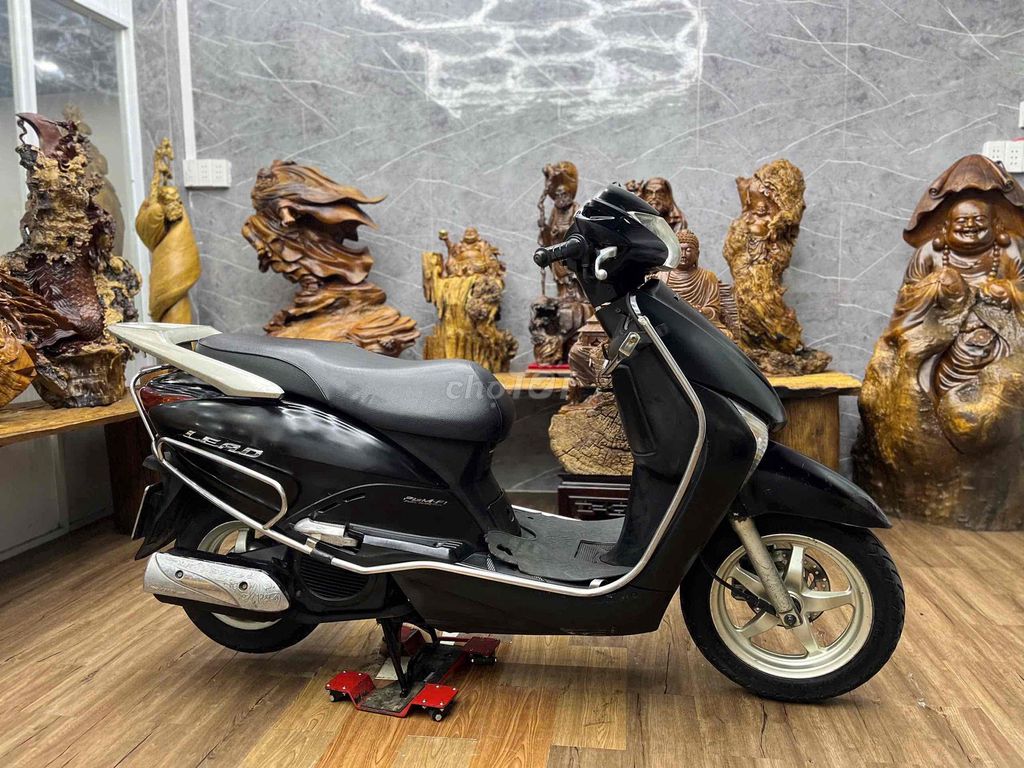 Honda Lead 2011, номер Хошимина, глушение на подножку