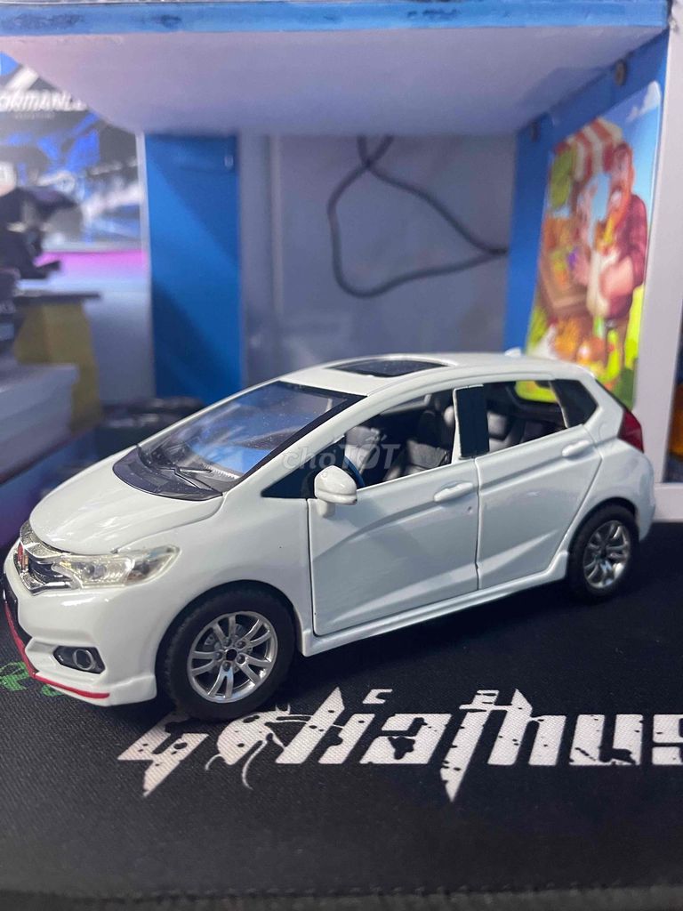 Xe mô hình Honda Jazz 1:32 Trắng Hợp kim