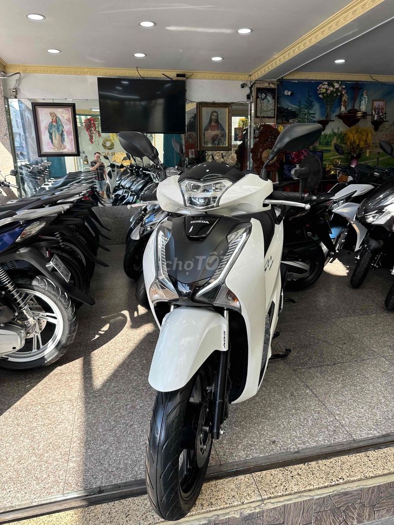 SH 125i 2017 Smartkey Trắng Đen BSTP Chính Chủ. Mua bán Xe máy tại Quận Phú Nhuận Tp Hồ Chí Minh được đăng bởi Ngô Hà hình 6