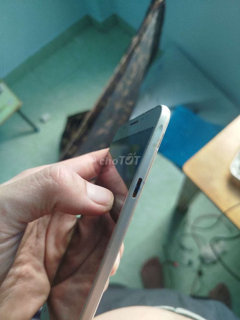 Samsung J7 Vàng hồng đã qua sử dụng. Mua bán Điện thoại tại Huyện Hóc Môn Tp Hồ Chí Minh được đăng bởi Tin tức VN Youtobe hình 1