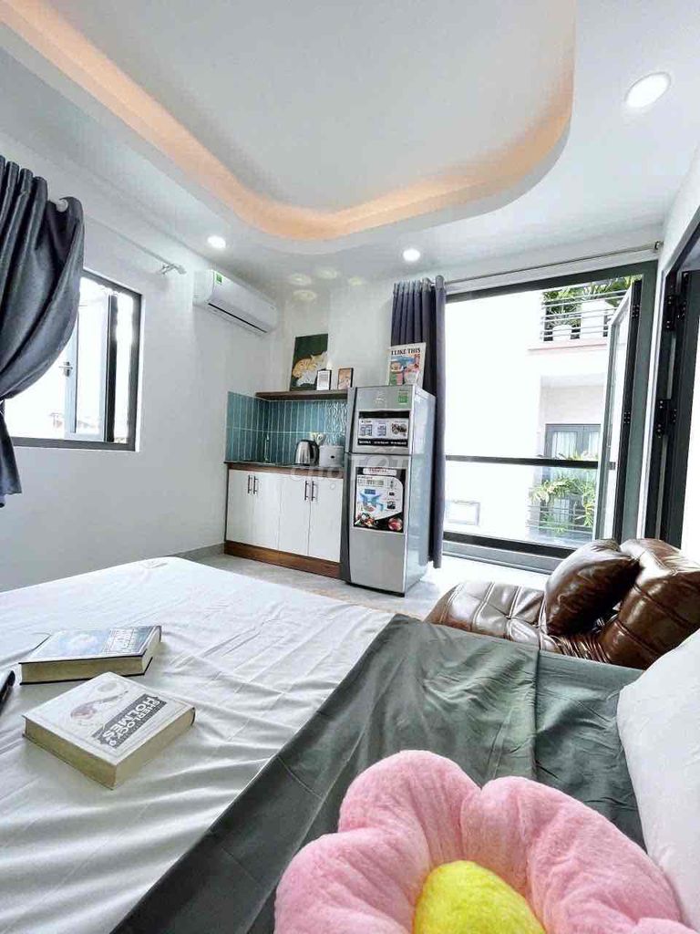 STUDIO BAN CÔNG CỬA SỔ FULL NỘI THẤT
